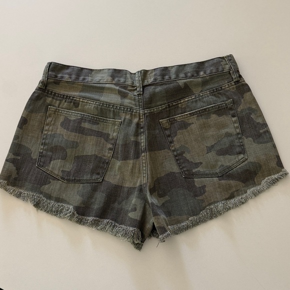 We The Free Free People Camo Distressed Jean Shorts | Size 30 - Picture 6 of 11